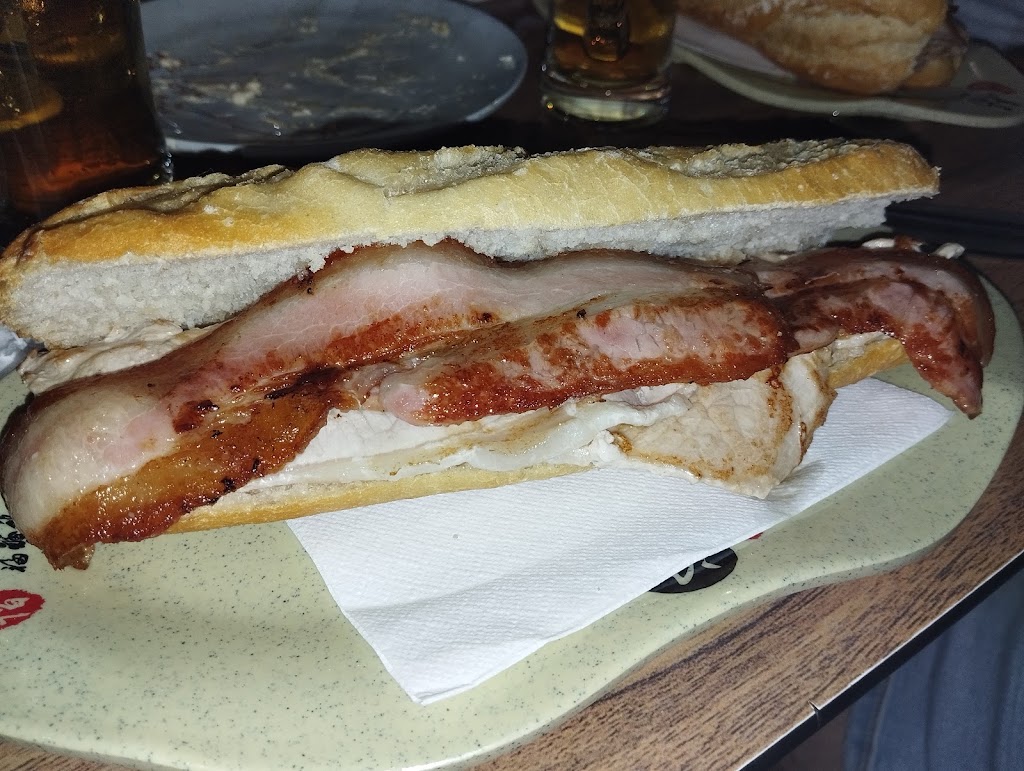 Bar Cafe Gusto — Comida y bebida