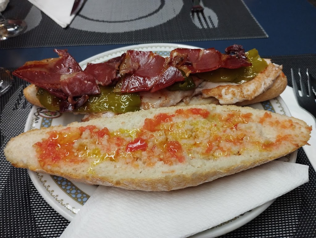 Bar Restaurant Sant Jordi — Comida y bebida