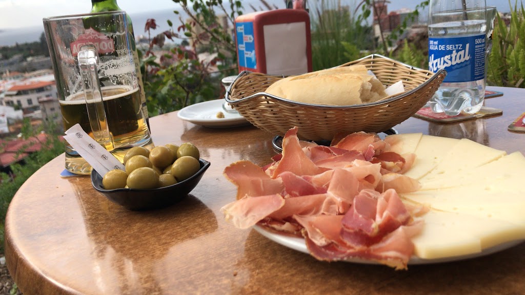 Alberto's Bar — Comida y bebida