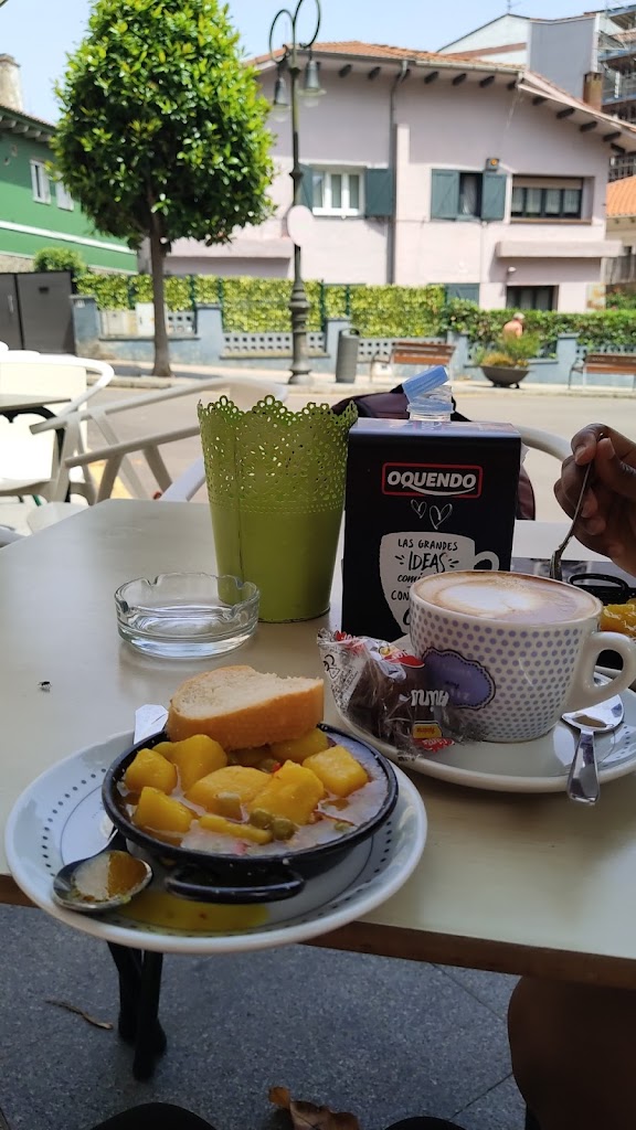 Cafeteria Brahms — Comida y bebida