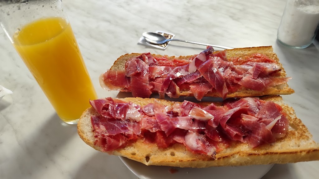 Cafeteria Bar Cruz — Comida y bebida