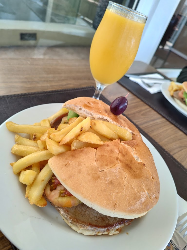 Comida y bebida
