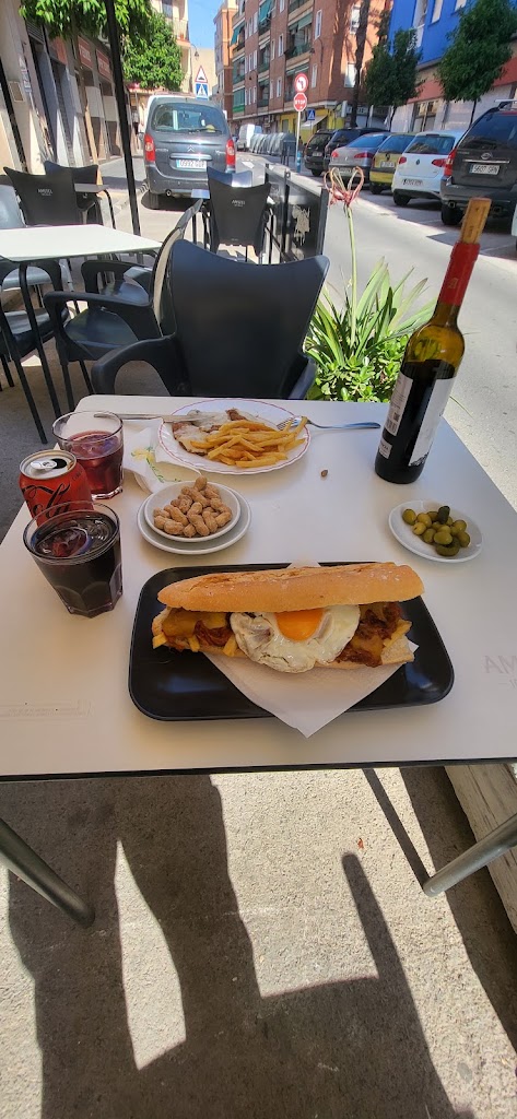 Bar El Encuentro — Comida y bebida