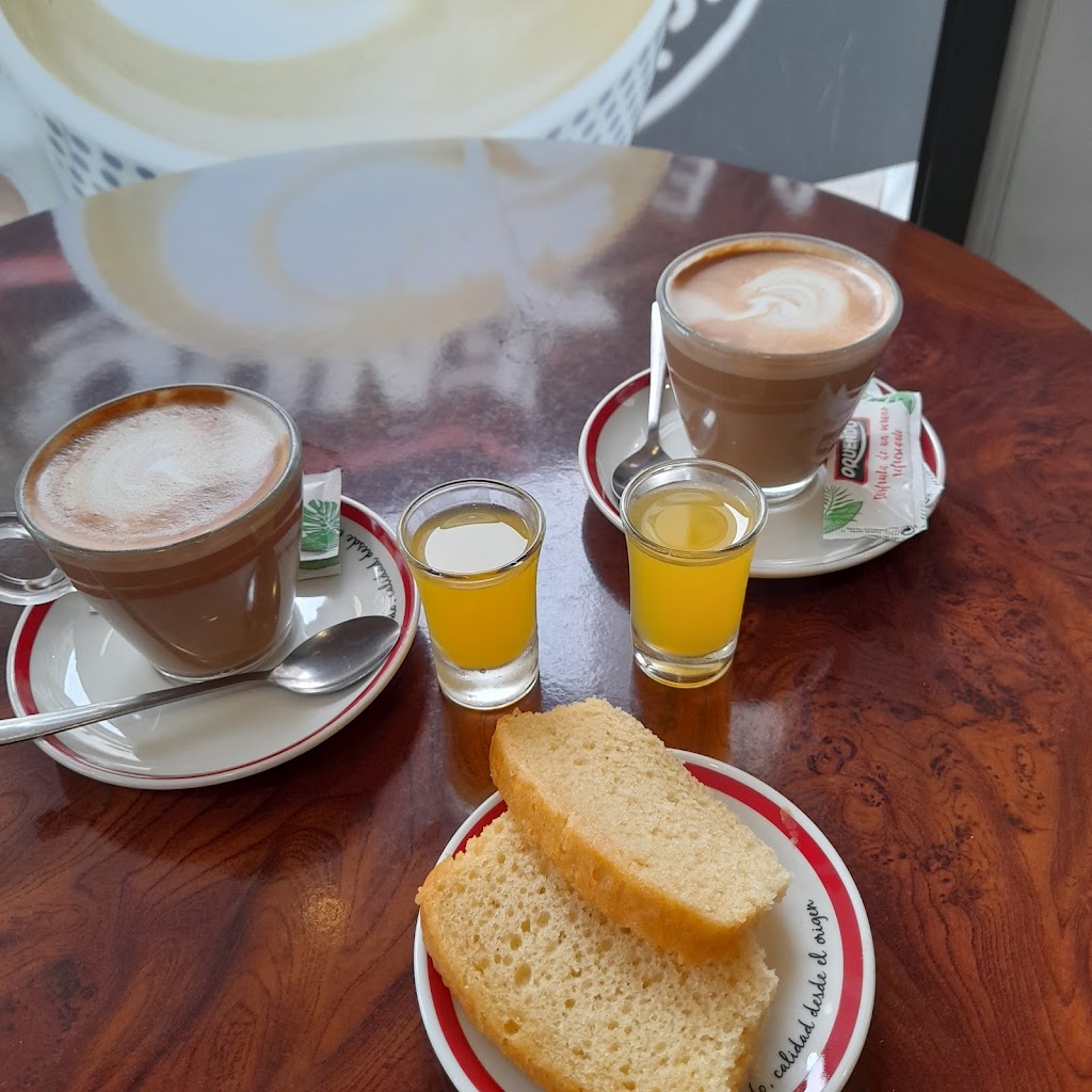 Cafe Bar El Peru II — Comida y bebida
