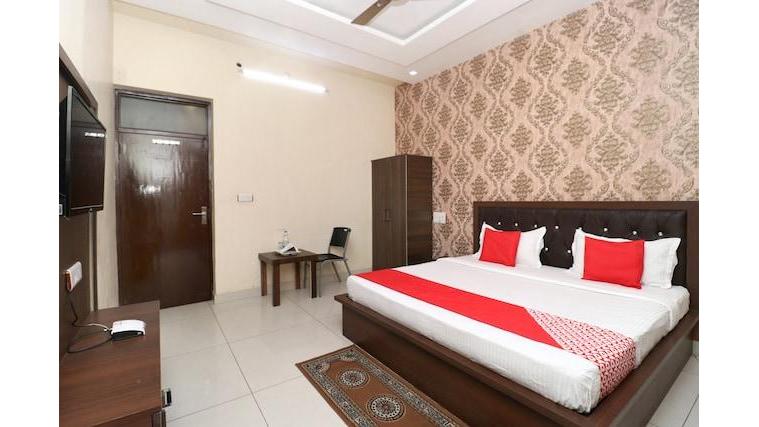 Oyo 31026 Samrat Regency