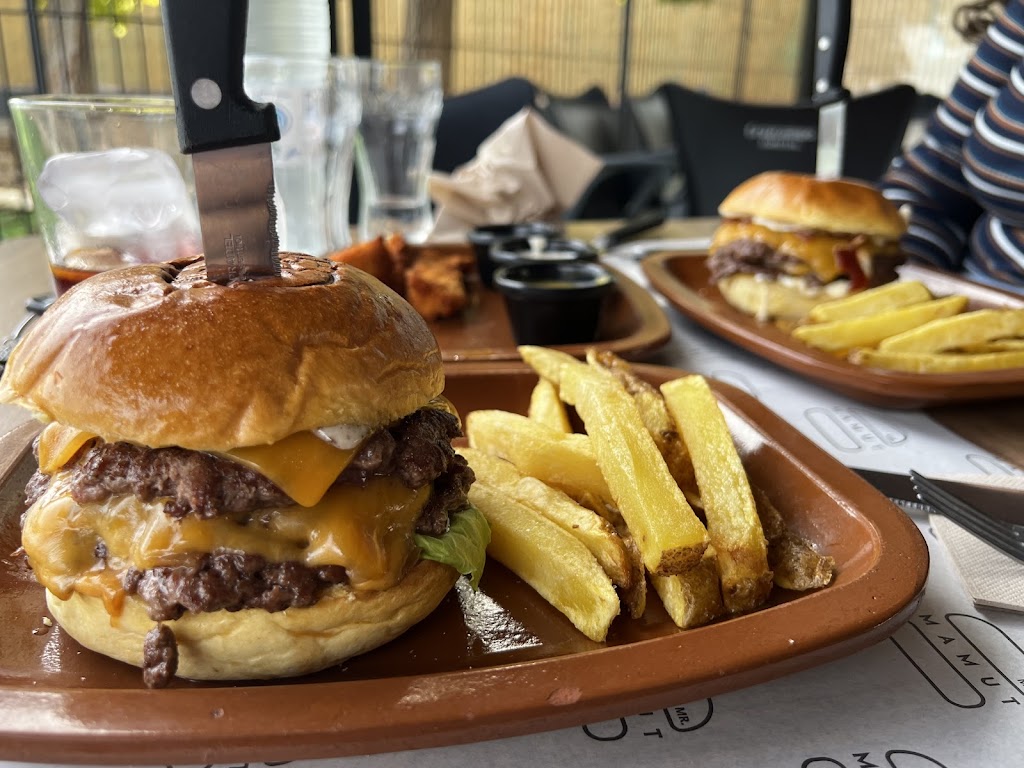 Mr Mamut Burger — Comida y bebida