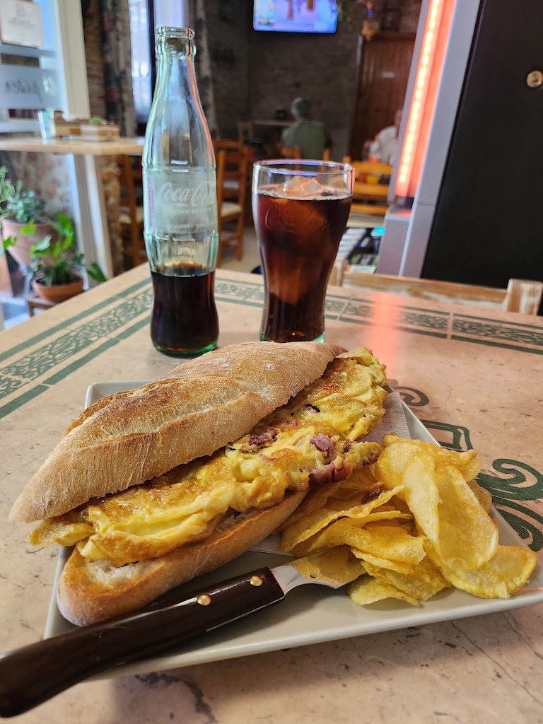 Cafeteria El Piscolabis — Comida y bebida
