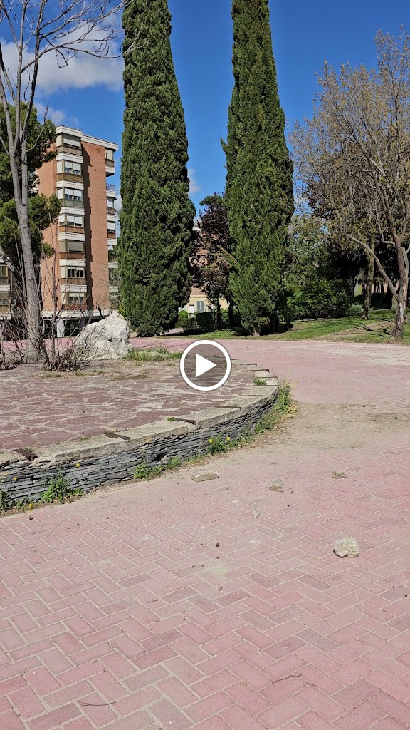Monumento al yeso en el parque del Cerro (Coslada)