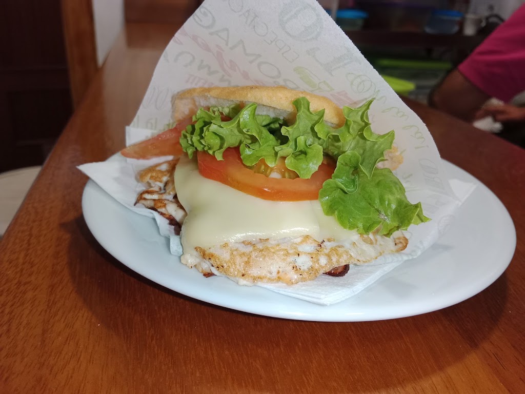 Cafeteria El Fenix — Comida y bebida