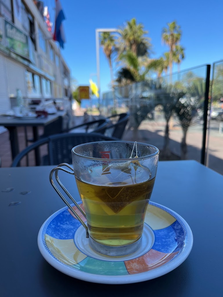 Surf Bar (the best coffee on the island) — Comida y bebida