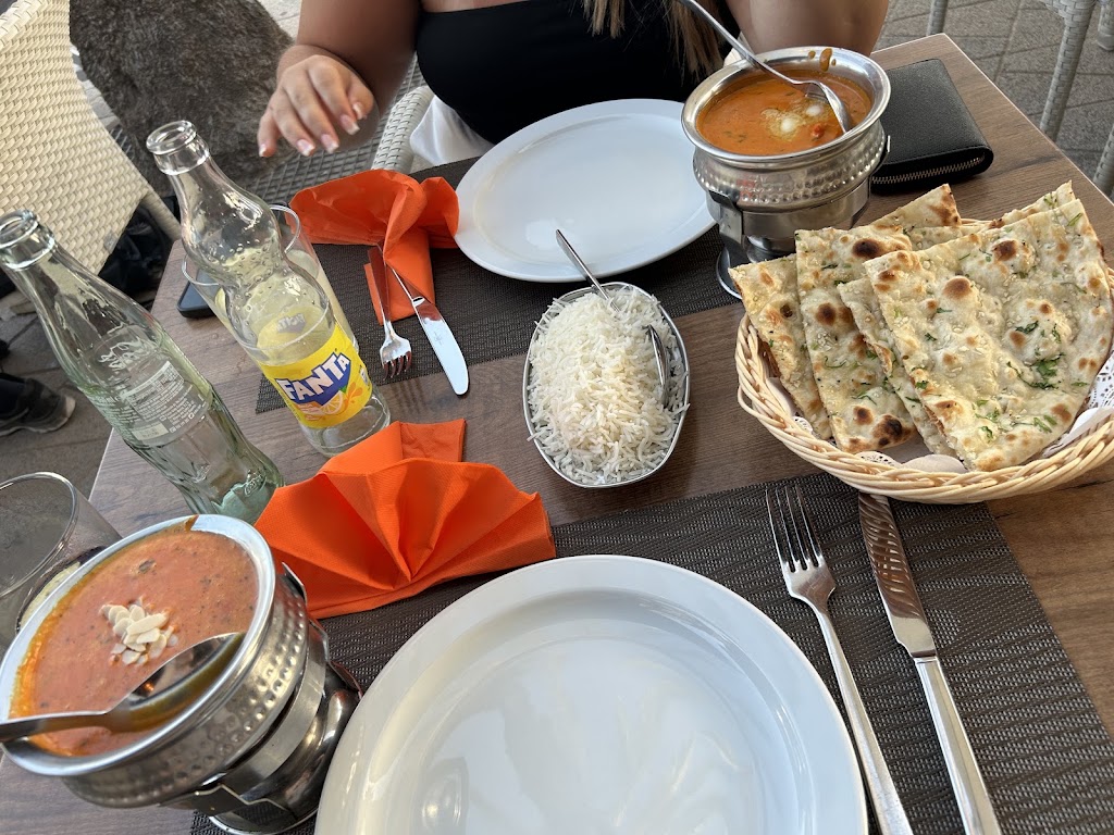 Bombay Beach Indian Restaurant — Comida y bebida