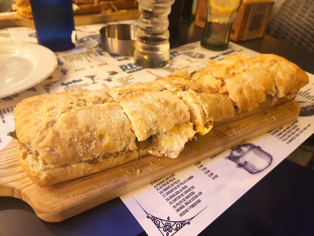 Cafeteria restaurante Regatta Ii — Comida y bebida