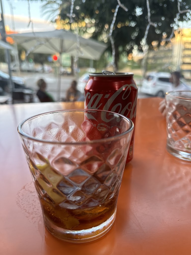 Aretha CAFETERIA — Comida y bebida