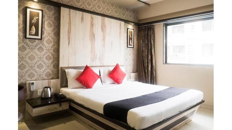 Super Townhouse Oak Regal Inn Near Sant Tukaram Nagar Metro Station
