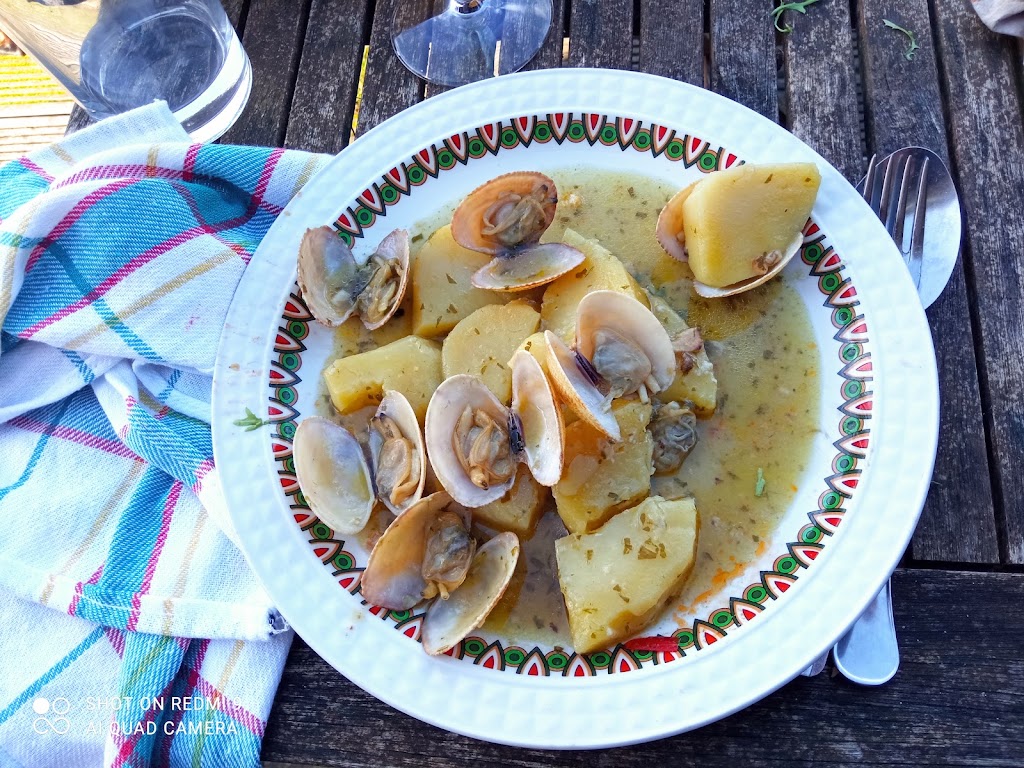 Txakoli Motagane — Comida y bebida