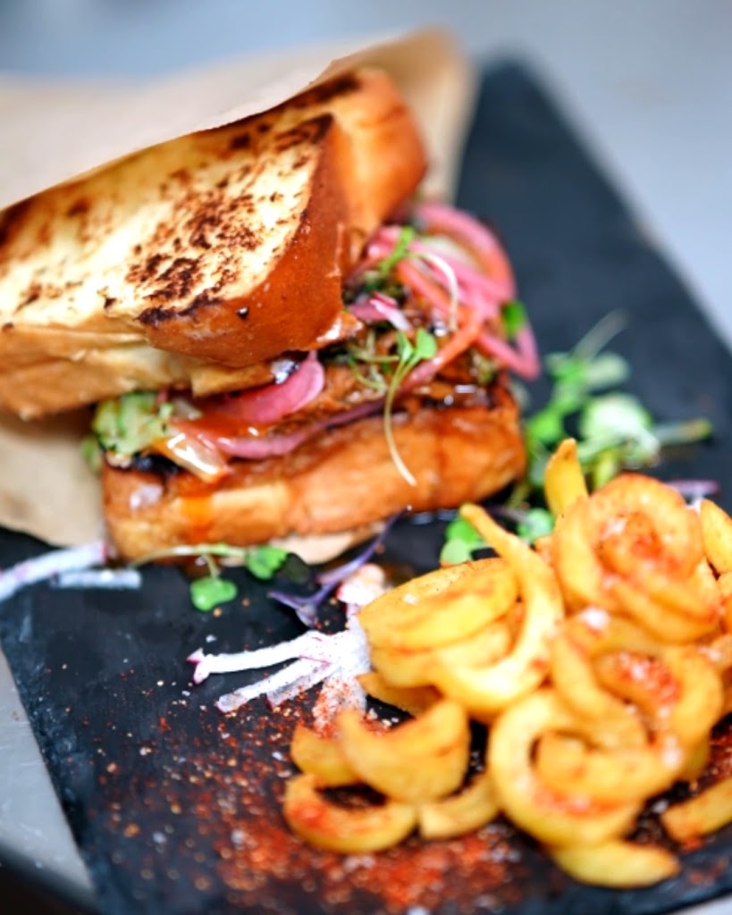 LA COVA de Sant Quirze — Comida y bebida