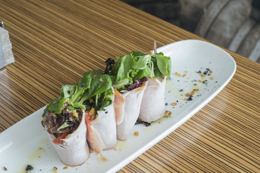 La Cava Vinateria Roquetas — Comida y bebida
