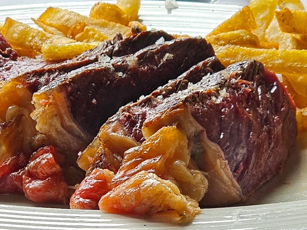 El Tocinero Restaurante y Posada — Comida y bebida