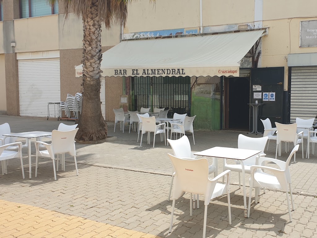 CAFE-BAR EL ALMENDRAL — Ambiente