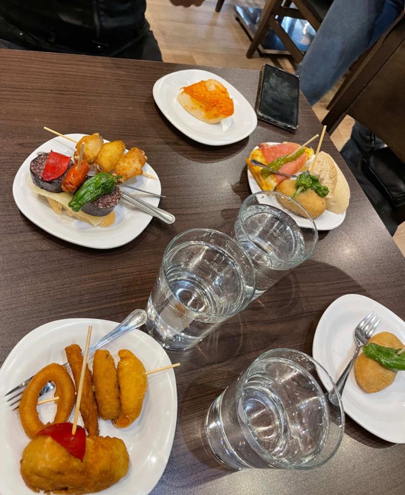 Bar Txapela — Comida y bebida