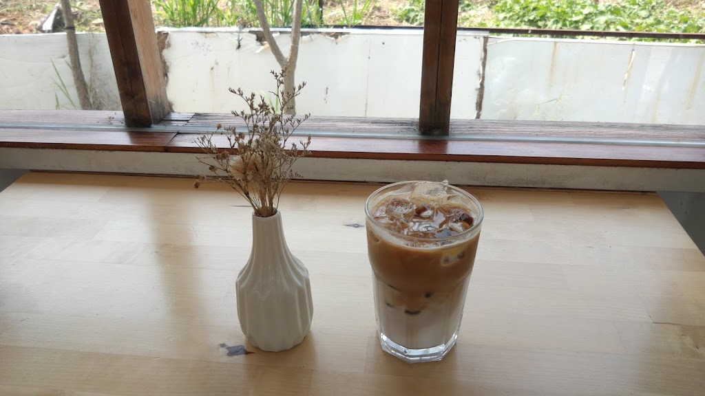 來福咖啡 Life Cafe/高架橋下網球場對面的停車場內中間白色貨櫃屋 的照片