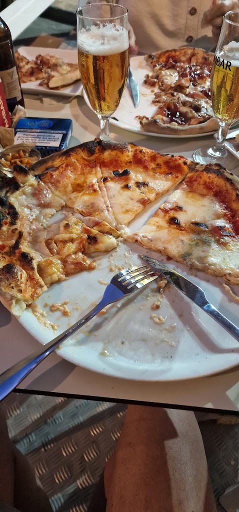 ROMEO'S Cafeteria & Pizzeria — Comida y bebida