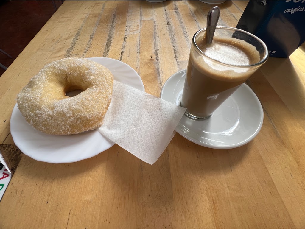 Panaderia Cafeteria Pasteleria El Goloson — Comida y bebida