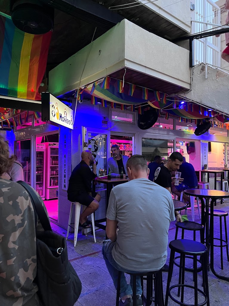 3 Monkeys Torremolinos — Ambiente