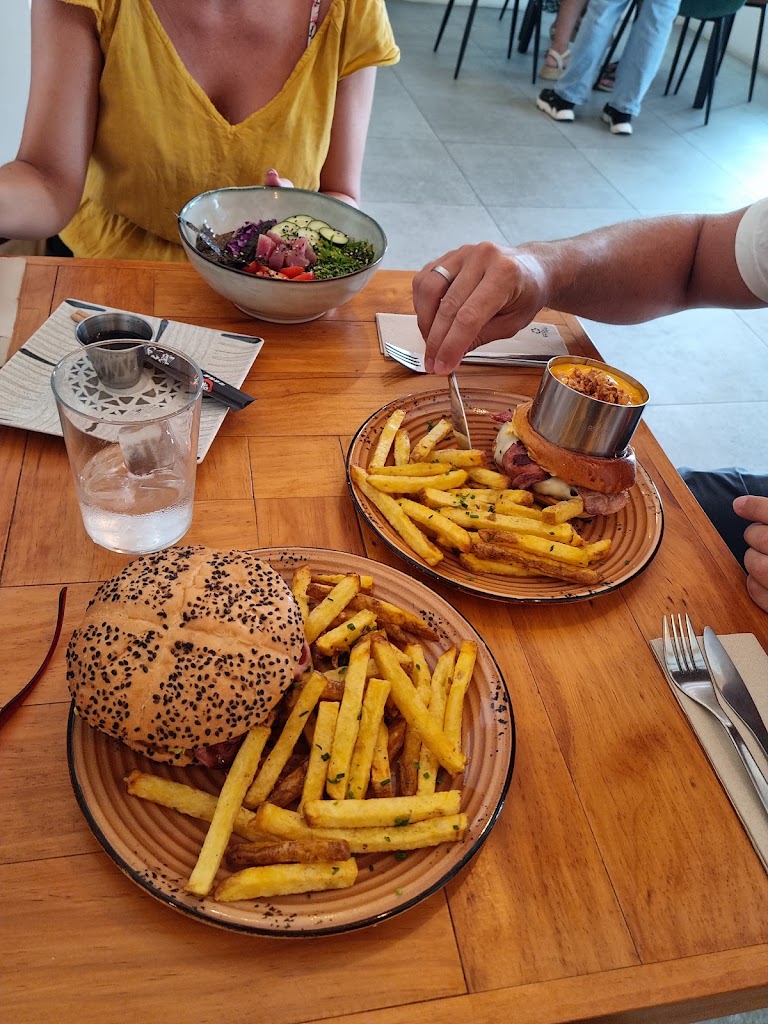 Via Trajano Burgers — Comida y bebida
