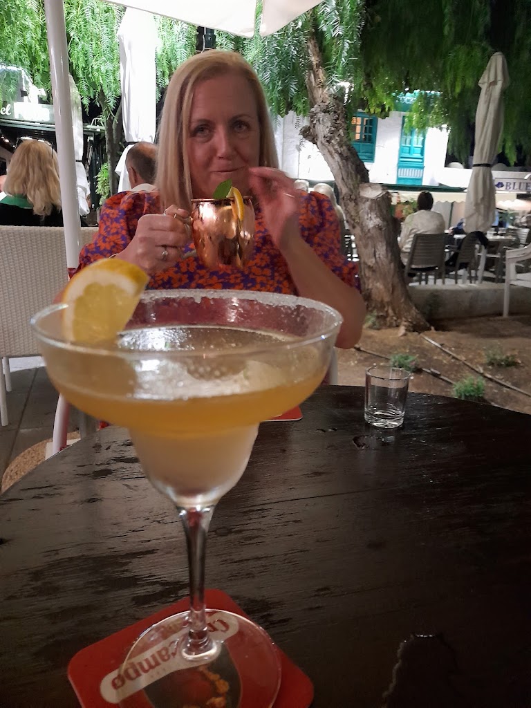Davids Cocktail Bar — Comida y bebida