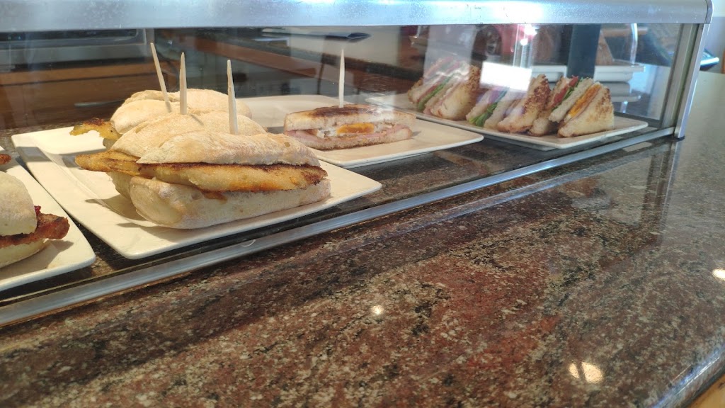 Bar El Anzuelo — Comida y bebida