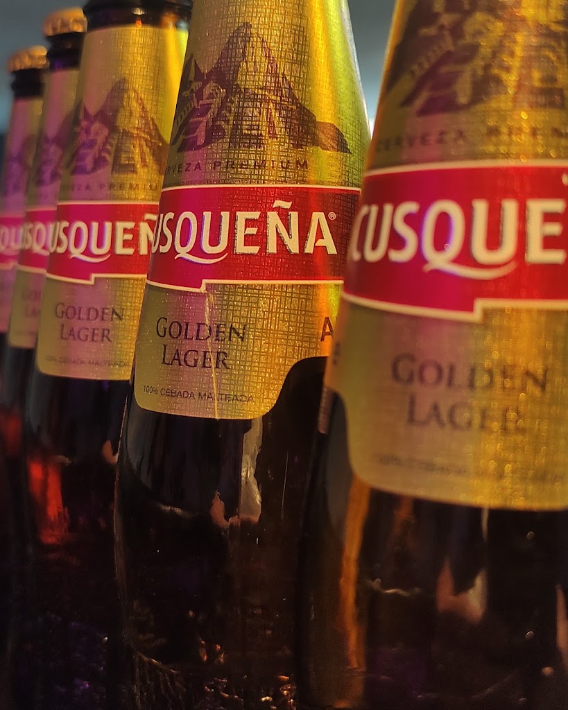 Auri Cafeteria Pub — Comida y bebida