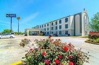 Quality Inn & Suites Near Tanger Outlet Mall