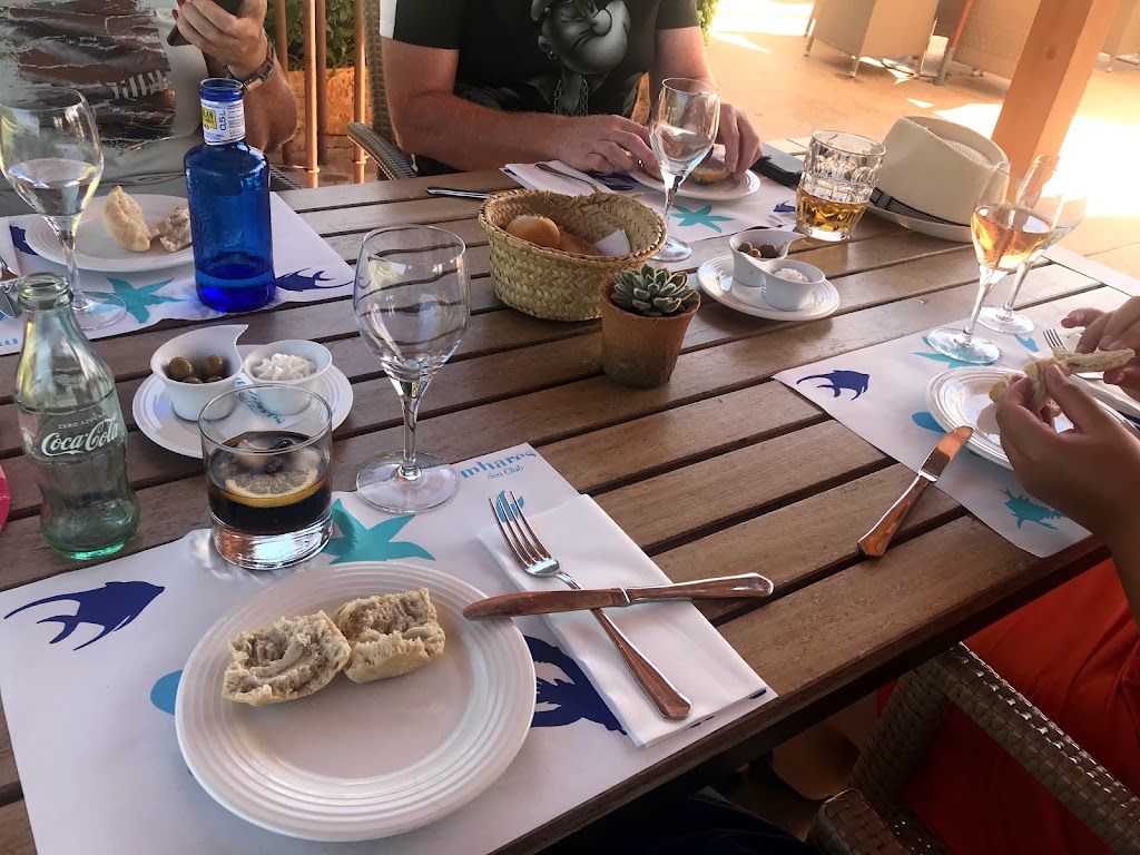 Mhares Sea Club — Comida y bebida