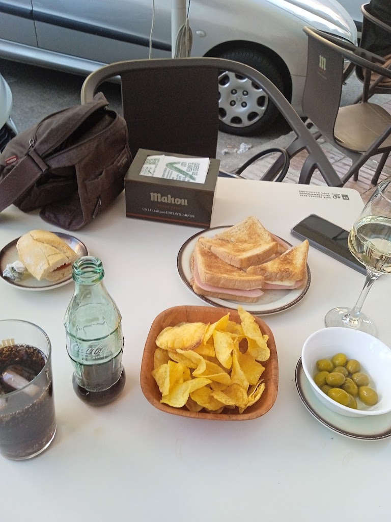 Bar Cerveceria El Metro — Comida y bebida