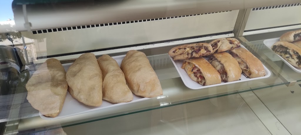 Panaderia Cafeteria Pasteleria El Goloson — Vitrina