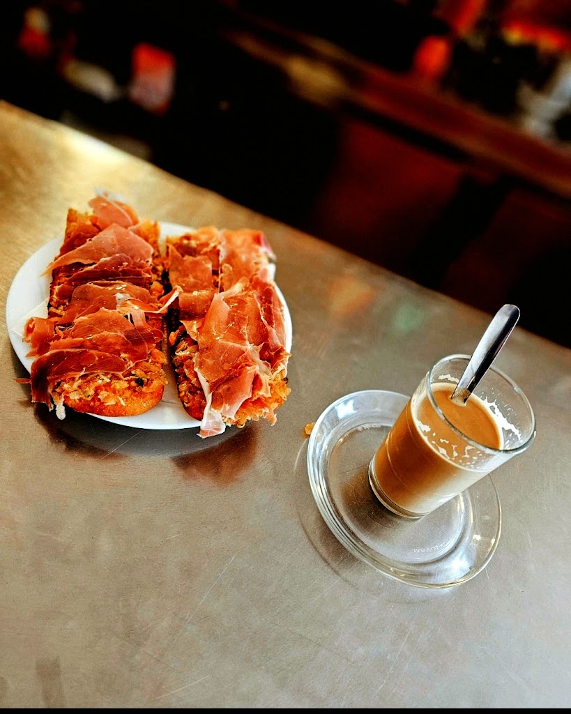 Cafe Bar Emiliano — Comida y bebida
