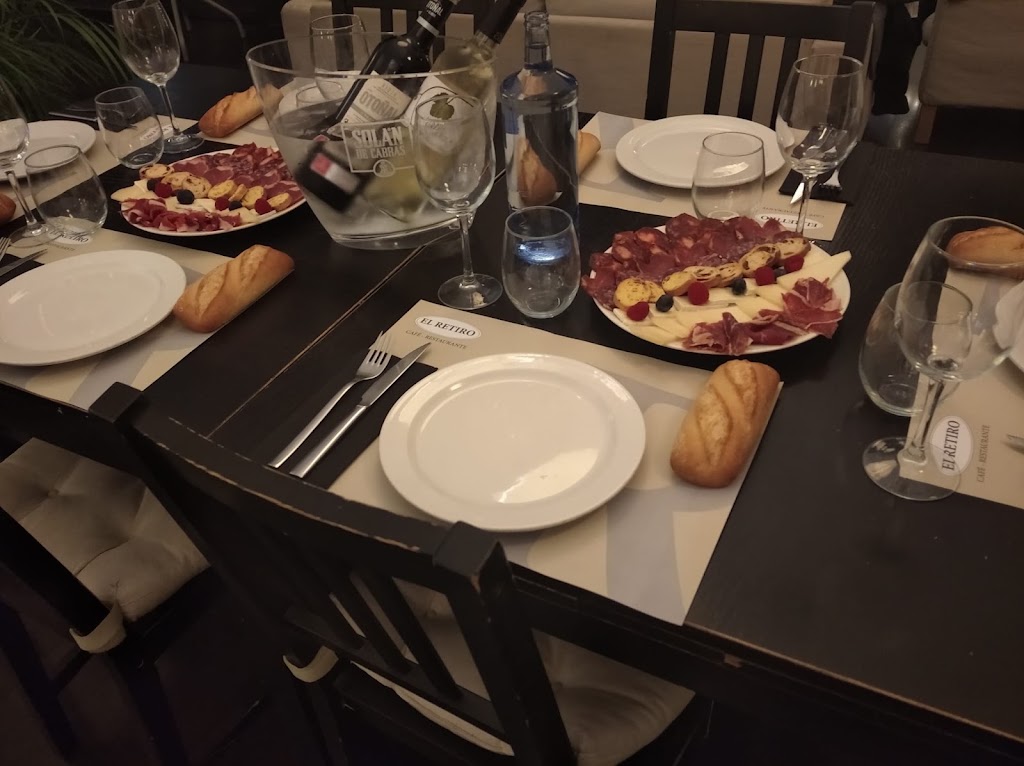 El Retiro Cafe - Restaurante — Comida y bebida