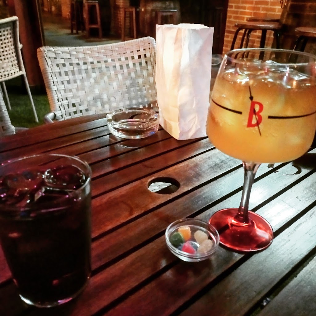 La Frontera Saloon Bar Villalba — Comida y bebida