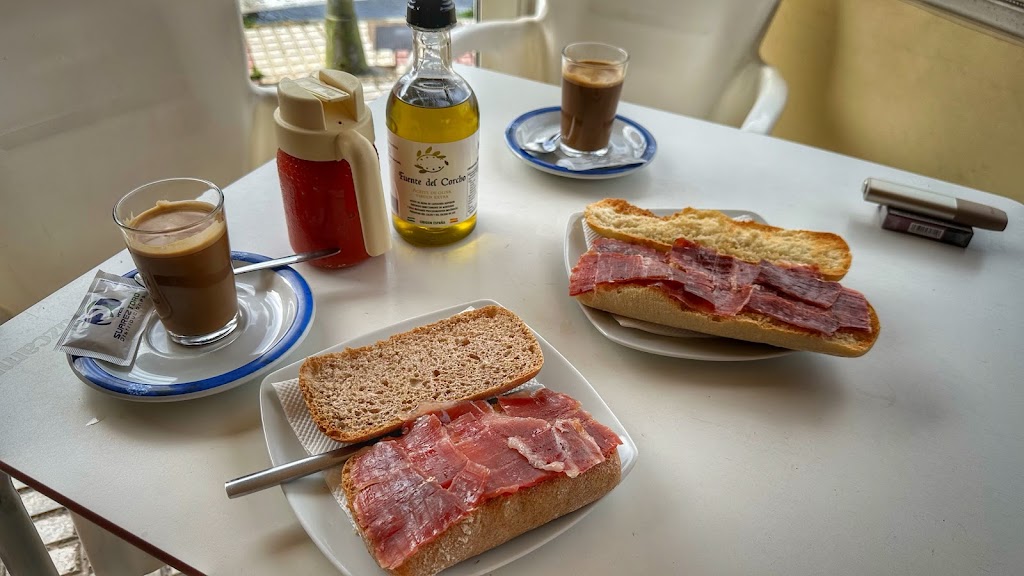 Cafe Bar Lucios — Cafe