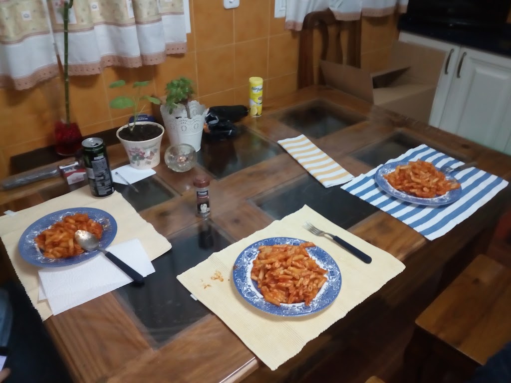 Bodegon Francachela — Comida y bebida