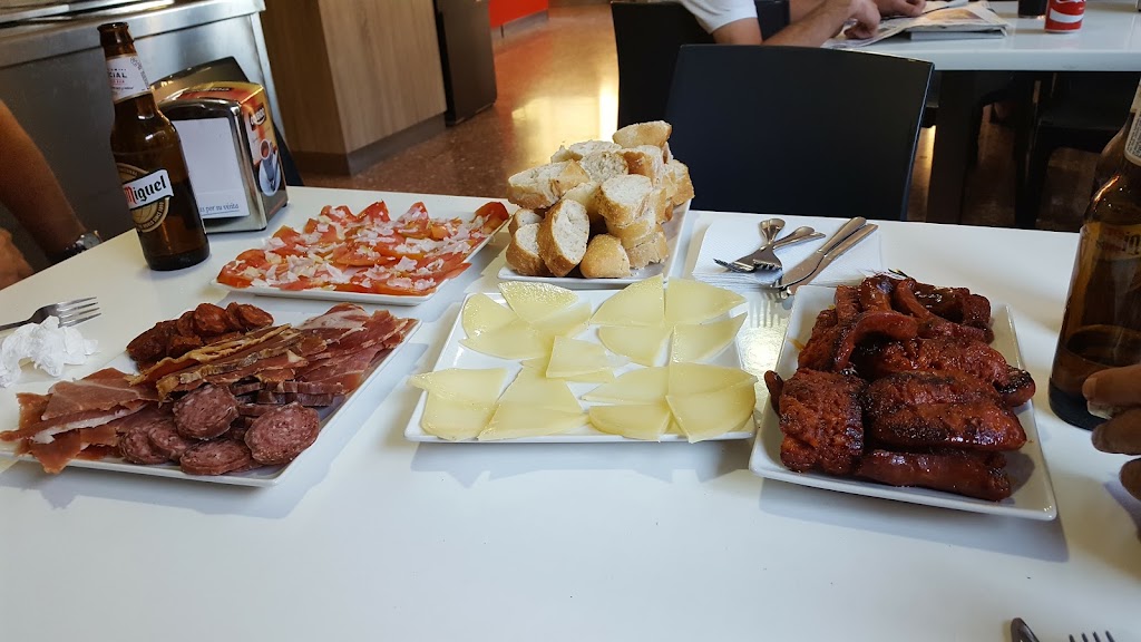 Bar Mediterrani — Comida y bebida