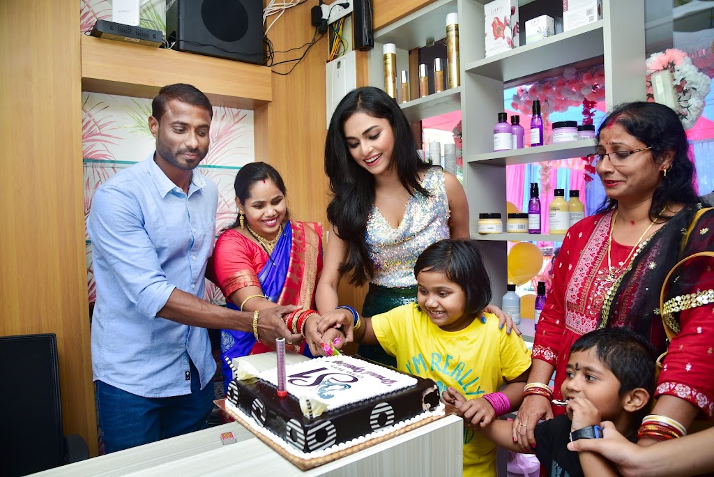 S1 Unisex Salon Beauty Parlour Makeup Studio