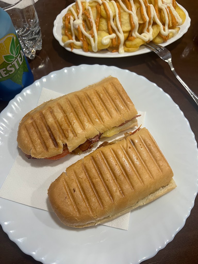 El Meson De Los Castuos — Comida y bebida