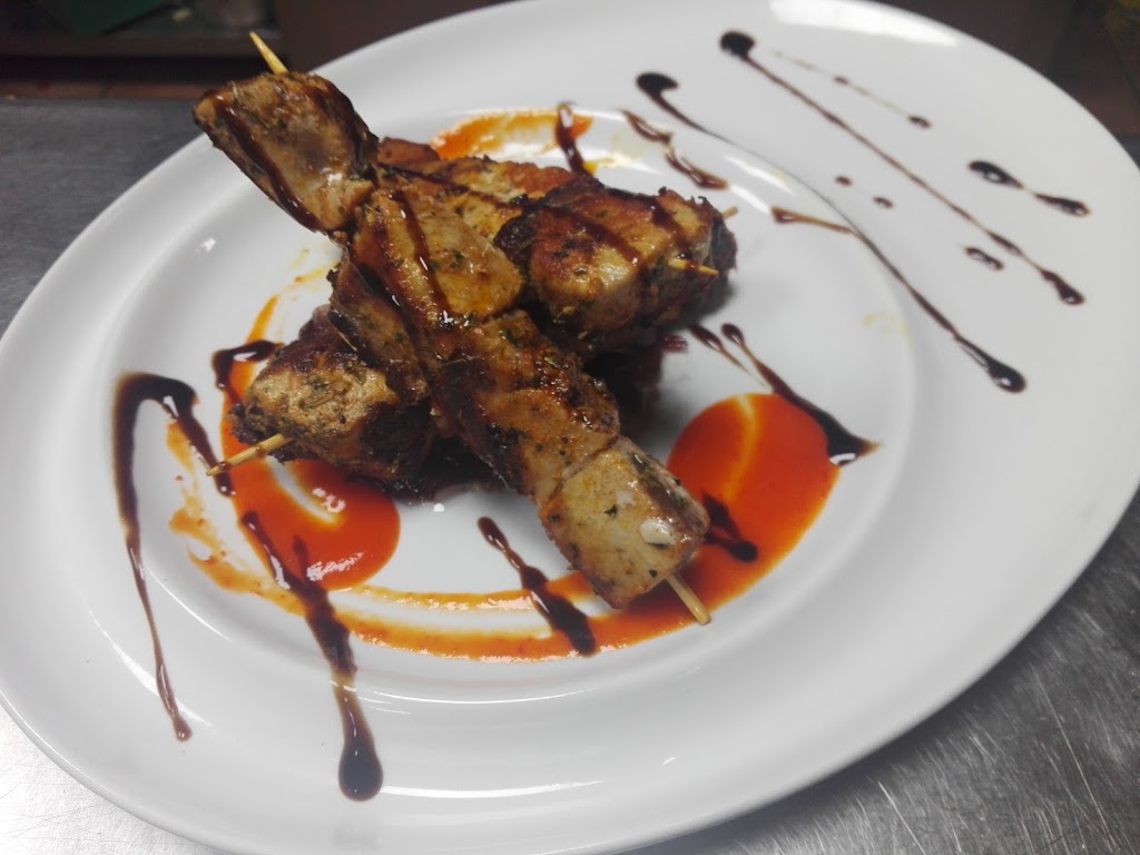 Bar Asador El Moreno — Comida y bebida