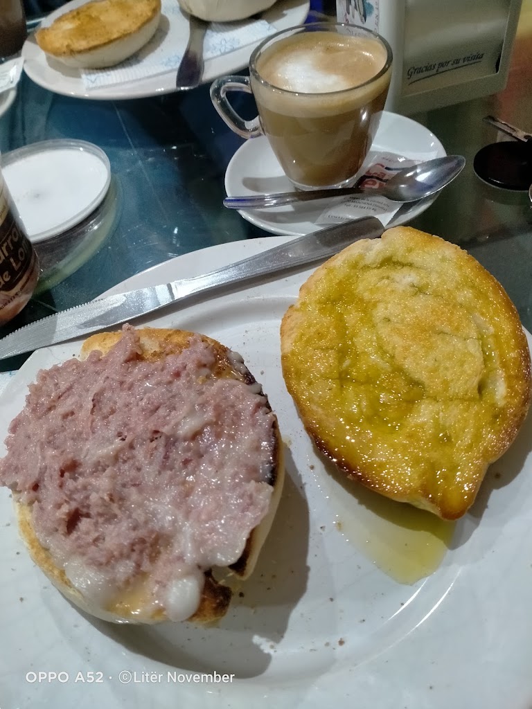 Cafeteria & Heladeria La Gloria — Comida y bebida