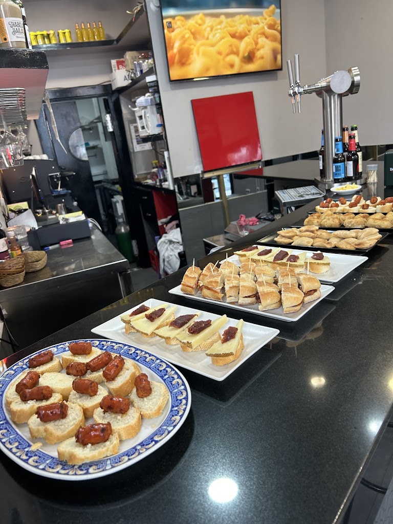 Cafe Bar Paniz — Comida y bebida