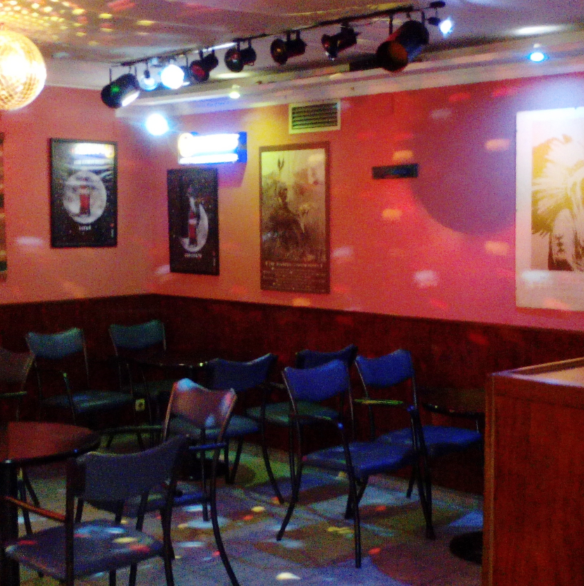 Cocteleria El Paso Cafe & Bar.. . — Ambiente