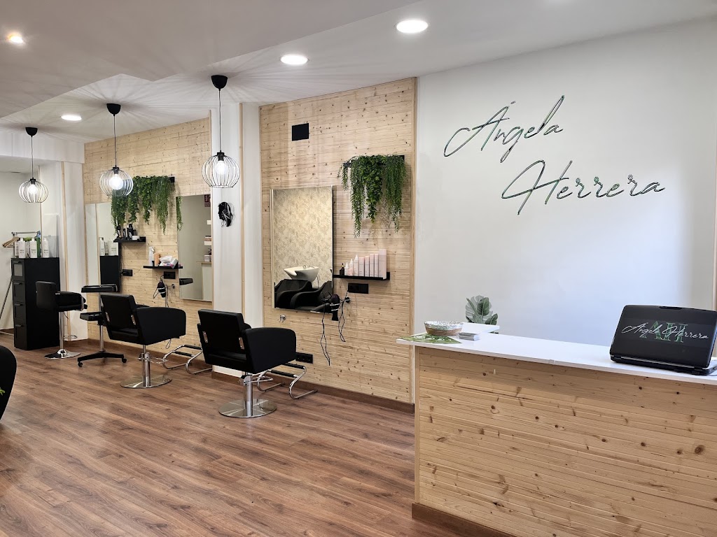 Angela Herrera, Salon de Belleza