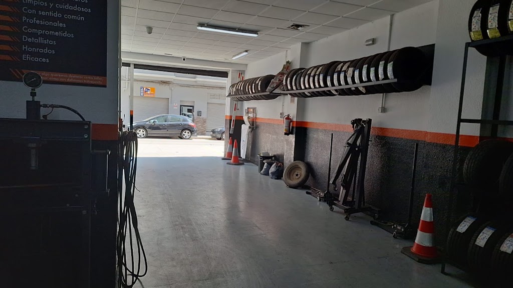 Compraventa y Taller Auto JG — Interior